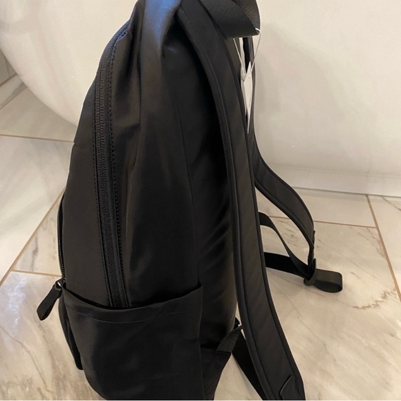 NWT Lululemon Everywhere Backpack
22L Black - Picture 6 of 7